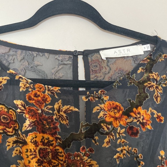 ASTR The Label Nora Floral Top - Picture 3 of 5